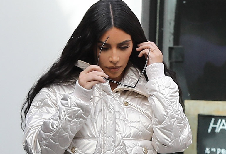 Kim Kardashian ostoksilla hopea-asussa. Kim Kardashian ostoksilla hopea-asussa.
