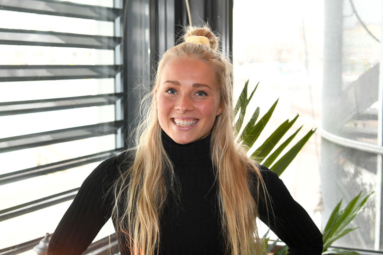 Oona Tolppanen ei kieltäydy herkuista. Oona Tolppanen ei kieltäydy herkuista.
