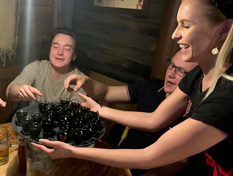 Miss Suomi Alina Voronkova ja prikallinen shotteja! Miss Suomi Alina Voronkova ja prikallinen shotteja!