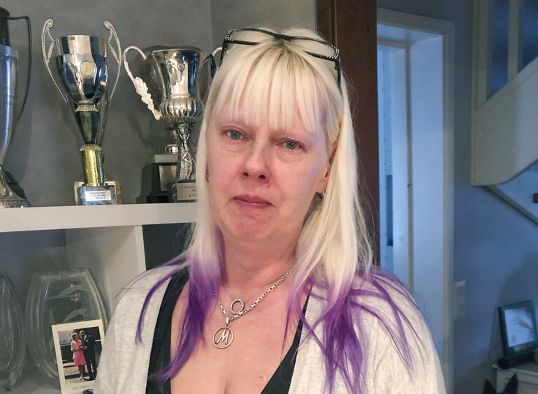 Pia Nykänen on surun murtama miehensä siunauspäivänä. Pia Nykänen on surun murtama miehensä siunauspäivänä.