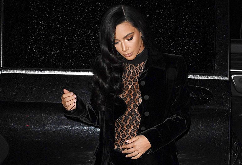 Kim Kardashian Pariisissa eläinkuosissa. Kim Kardashian Pariisissa eläinkuosissa.