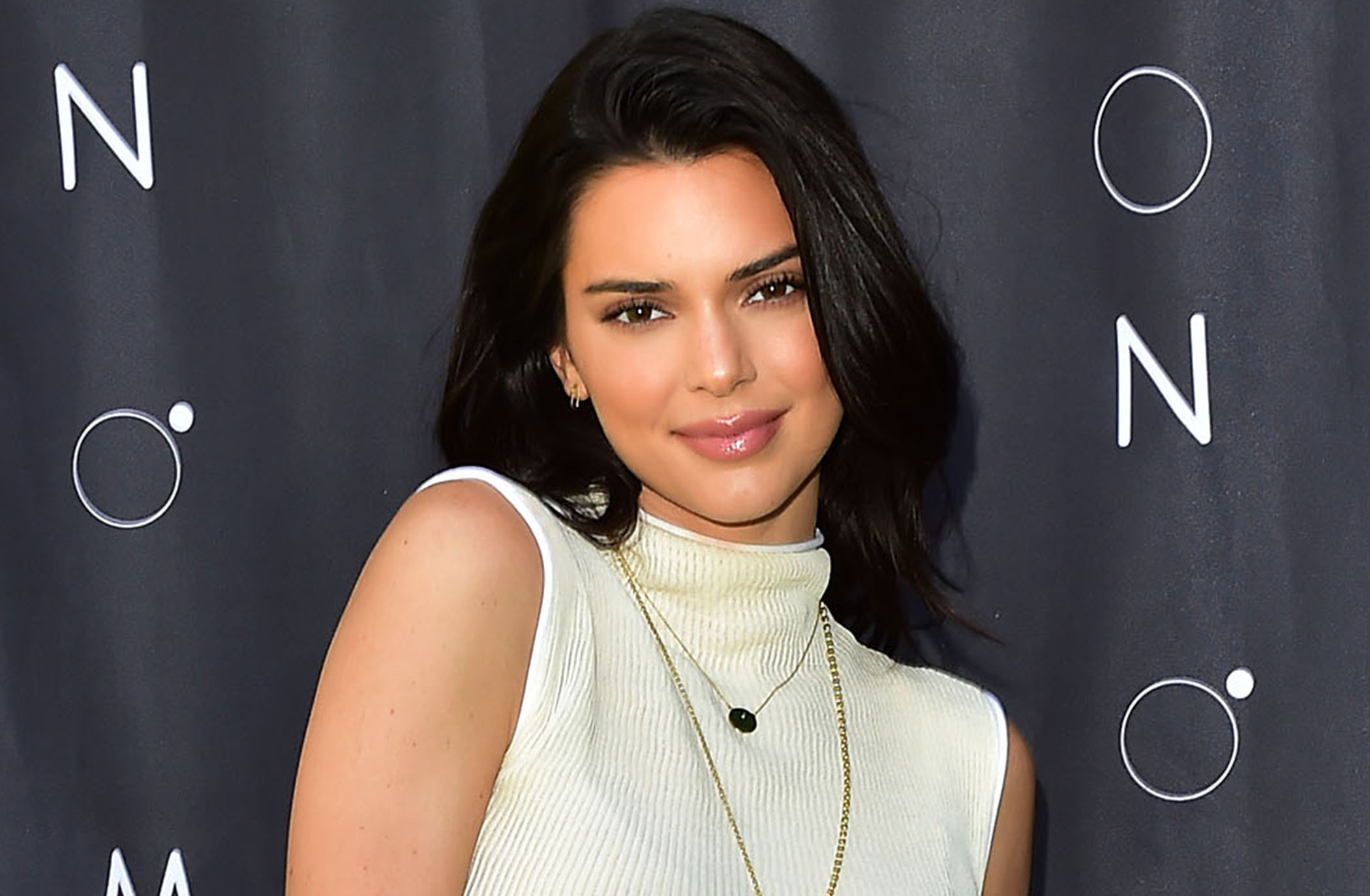 Kendall Jenner käärmeennahkabuutseissa! Kendall Jenner käärmeennahkabuutseissa!