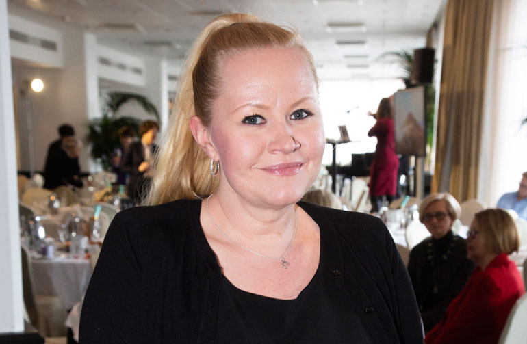 Lotta Backlund mursi pohjeluunsa. Lotta Backlund mursi pohjeluunsa.