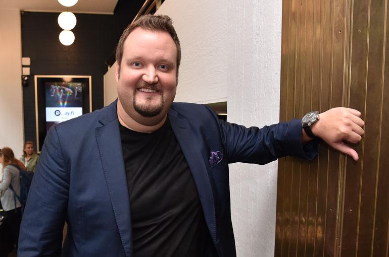 Sami Hedbergin auton sivupeili meni ympäri osuessaan ajossa linja-autoon. Sami Hedbergin auton sivupeili meni ympäri osuessaan ajossa linja-autoon.