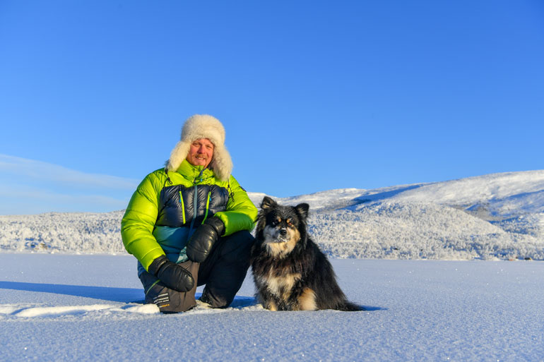Aki Huhtanen esittelee saunansa. Aki Huhtanen esittelee saunansa.