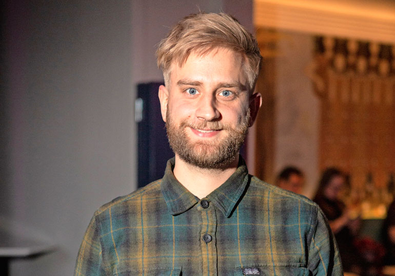 Joel Harkimon intohimoja ovat politiikka, jääkiekko ja bisnes. Joel Harkimon intohimoja ovat politiikka, jääkiekko ja bisnes.