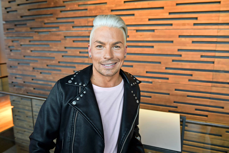 Antti Tuisku lenkkeili koiransa kanssa. Antti Tuisku lenkkeili koiransa kanssa.