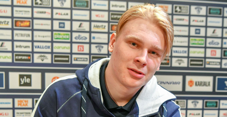 Kaapo Kakko näpäytti. Kaapo Kakko näpäytti.