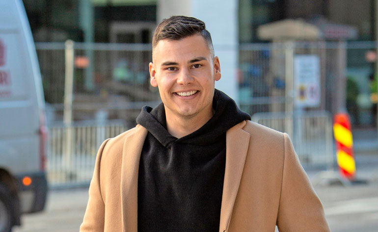 Christoffer Forsman esittelee uuden harrastuksensa. Christoffer Forsman esittelee uuden harrastuksensa.