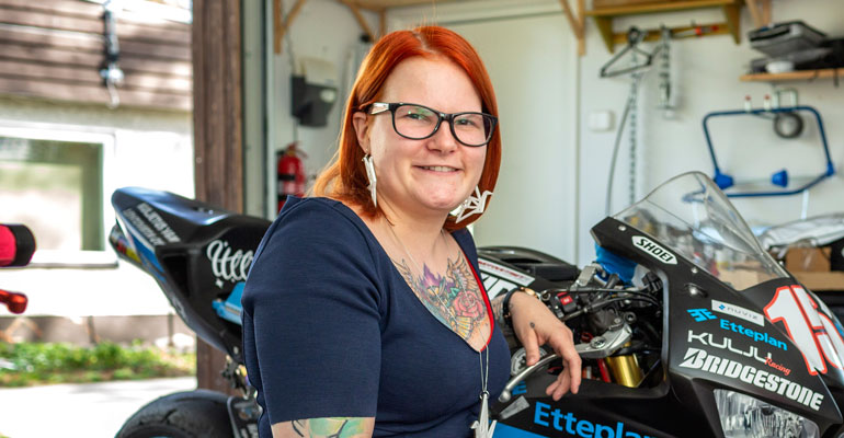Ulla on moottoripyöräilyn maailmanmestari. Ulla on moottoripyöräilyn maailmanmestari.