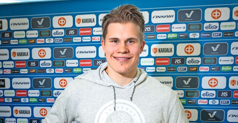 Jesse Puljujärvi viihtyy tenniskaunottaren kanssa. Jesse Puljujärvi viihtyy tenniskaunottaren kanssa.