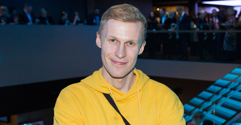 Roni Bäck purkaa erosurua. Roni Bäck purkaa erosurua.