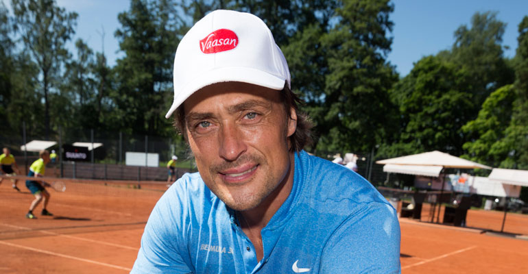 Teemu Selänne hehkuttaa poikaansa. Teemu Selänne hehkuttaa poikaansa.