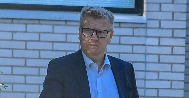 Kimmo Tiilikainen kuskaa rakastaan Saabilla. Kimmo Tiilikainen kuskaa rakastaan Saabilla.