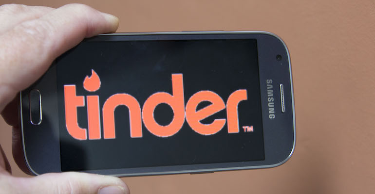 Mies jäi kiinni Tinderin käytöstä. Mies jäi kiinni Tinderin käytöstä.