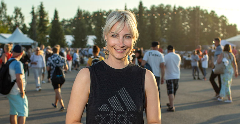Laura Huhtasaari viihtyi festareilla miehensä kanssa. Laura Huhtasaari viihtyi festareilla miehensä kanssa.