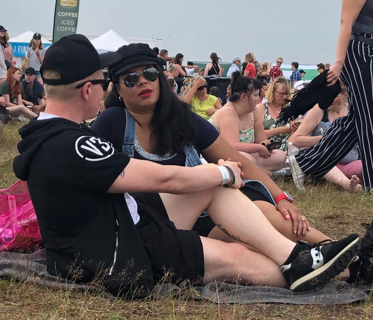 Sampo Kaulanen ja Minttu-vaimo nauttivat Sheeran-tunnelmista rauhallisemmin kuin taannoisesta Metallica-keikasta.