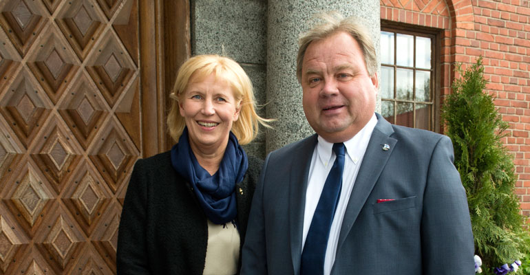 Hannu Jortikka laski talonsa myyntihintaa. Hannu Jortikka laski talonsa myyntihintaa.