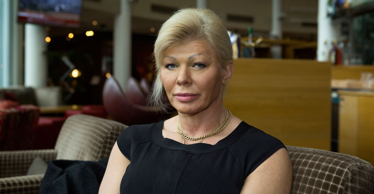 Tiina Jylhällä on musta silmä. Tiina Jylhällä on musta silmä.