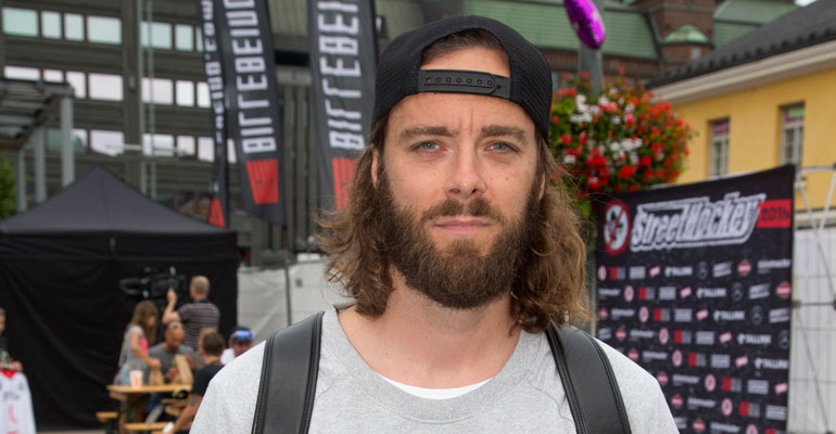 Ville Leino ajaa Bemarilla. Ville Leino ajaa Bemarilla.