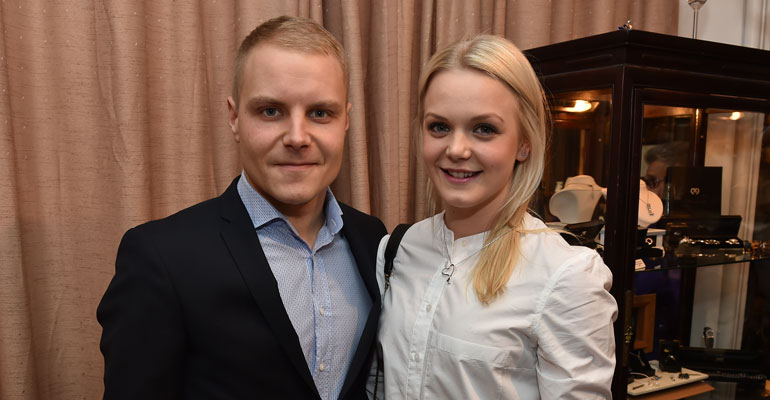 Valtteri Bottaksen Emilia-vaimo osallistui ratsastuskilpailuun. Valtteri Bottaksen Emilia-vaimo osallistui ratsastuskilpailuun.