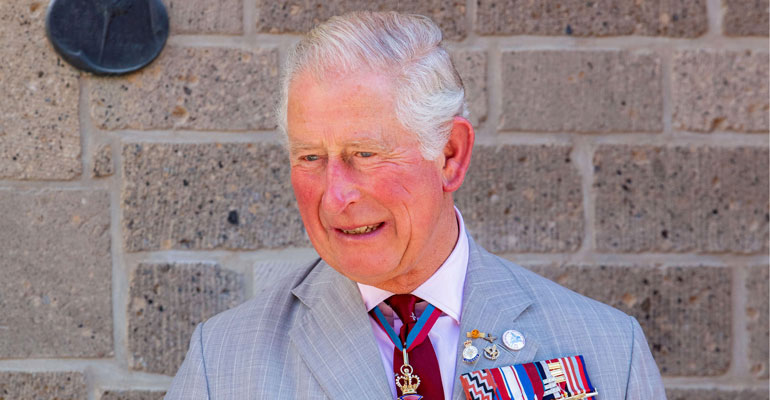 Prinssi Charles istutettiin helikopteriin. Prinssi Charles istutettiin helikopteriin.