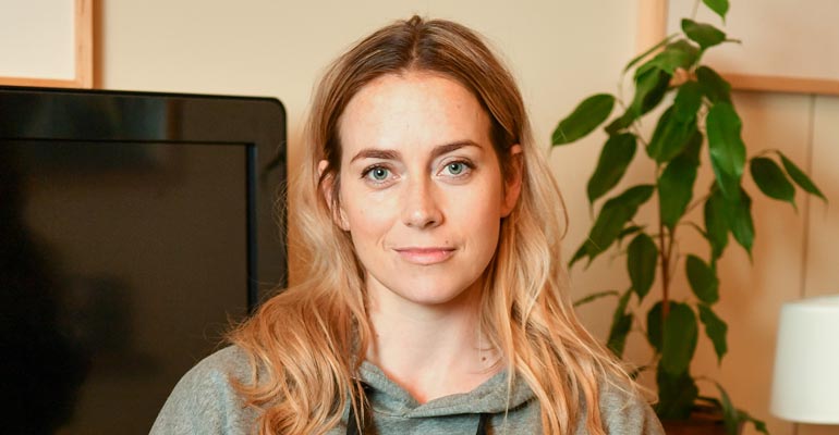 Iina Kuustonen tunnustautuu kotihiireksi. Iina Kuustonen tunnustautuu kotihiireksi.
