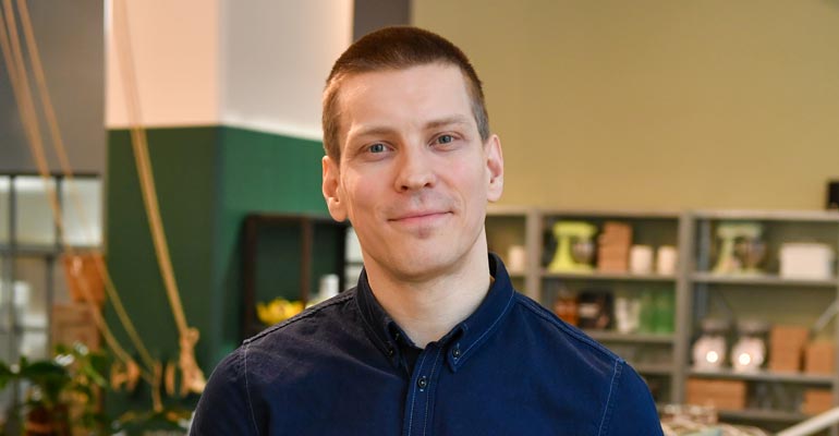 Antti Holma pohtii uravaihtoehtojaan. Antti Holma pohtii uravaihtoehtojaan.
