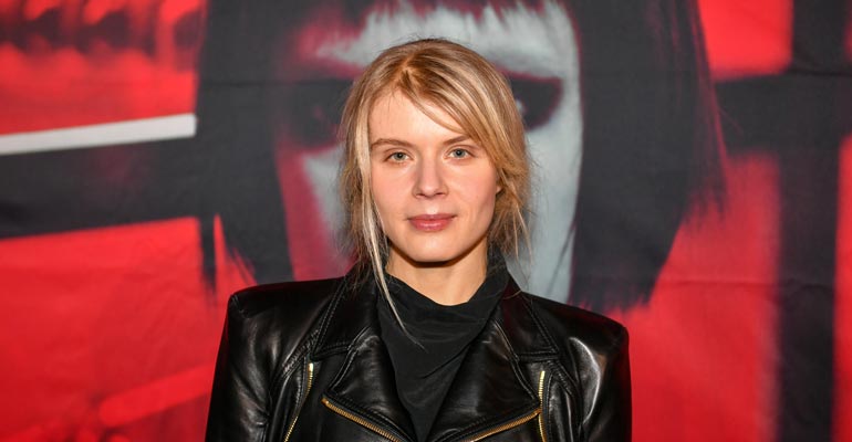 Alina Tomnikov nauttii avioelämästä. Alina Tomnikov nauttii avioelämästä.