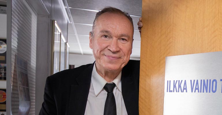 Ilkka Vainio valmistautuu juhliinsa. Ilkka Vainio valmistautuu juhliinsa.