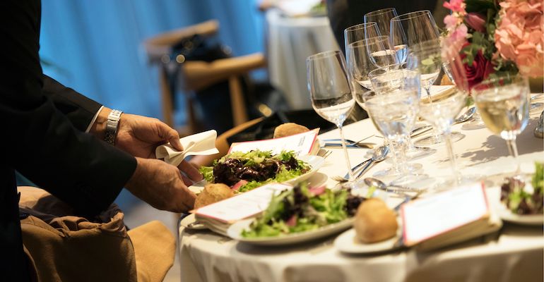Ravintola-arvostelu paljasti liikaa. Ravintola-arvostelu paljasti liikaa.