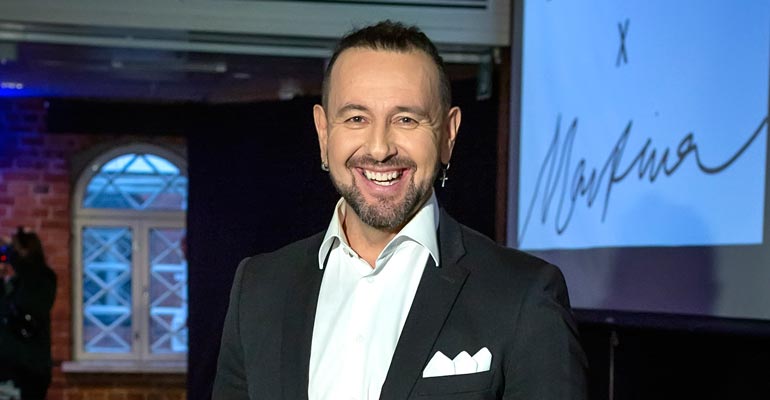 Esko Eerikäinen juontaa Hitlist-ohjelmaa. Esko Eerikäinen juontaa Hitlist-ohjelmaa.
