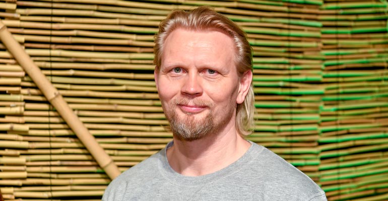 Marko Asell lorotteli puistossa. Marko Asell lorotteli puistossa.