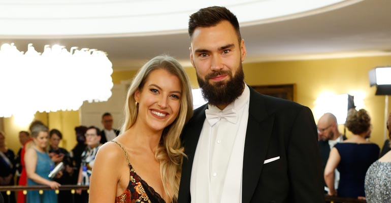 Tim Sparv ja Jitka-rakas muuttavat yhteen. Tim Sparv ja Jitka-rakas muuttavat yhteen.