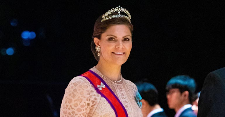 Victoria pukeutui tekoturkkiin. Victoria pukeutui tekoturkkiin.