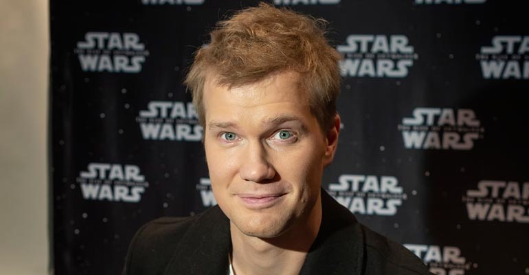 Joonas Suotamo näyttelee Tähtien sodassa. Joonas Suotamo näyttelee Tähtien sodassa.