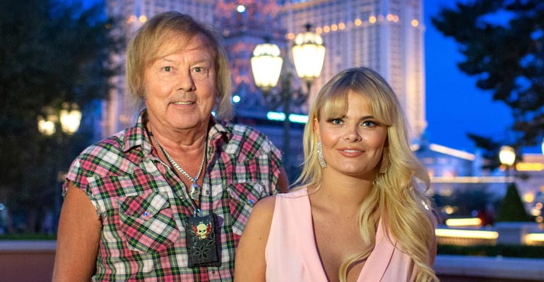 Danny ja Erika asuvat yhdessä. Danny ja Erika asuvat yhdessä.