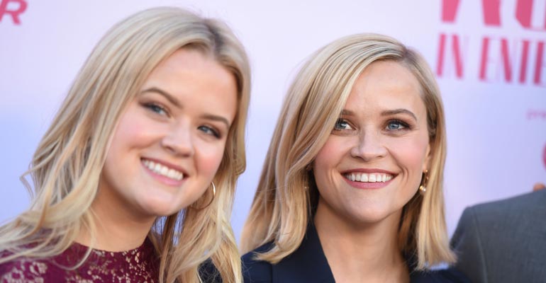 Reese Witherspoonin, 43, yhdennäköisyys tyttärensä Ava Phillippen, 20, kanssa on hämmentävää. Reese Witherspoonin, 43, yhdennäköisyys tyttärensä Ava Phillippen, 20, kanssa on hämmentävää.