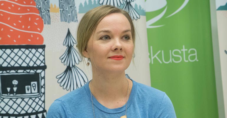 Katri Kulmuni tekee rahaa politiikalla. Katri Kulmuni tekee rahaa politiikalla.