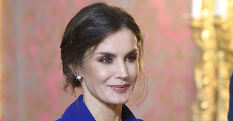 Letizia räväytti rohkealla halkiolla. Letizia räväytti rohkealla halkiolla.