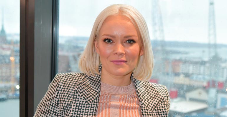Anna Puu tykkää leikitellä vaatteilla. Anna Puu tykkää leikitellä vaatteilla.