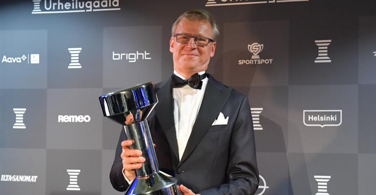 Markku Kanerva luotsaa Huuhkajia. Markku Kanerva luotsaa Huuhkajia.