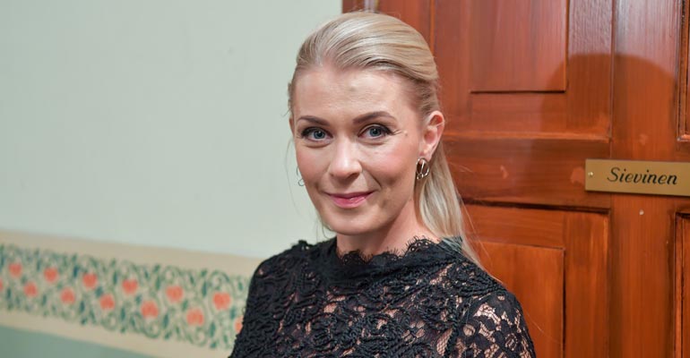 Monika Lindeman kertoo perhearjestaan. Monika Lindeman kertoo perhearjestaan.