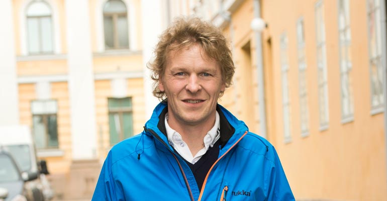 Toni Nieminen ajelee rakkaansa autolla. Toni Nieminen ajelee rakkaansa autolla.