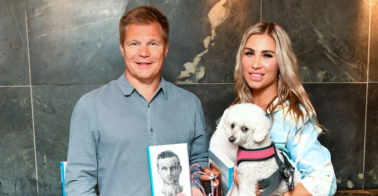 MIka Salo ja Henna kävivät kaupassa koiran kanssa. MIka Salo ja Henna kävivät kaupassa koiran kanssa.