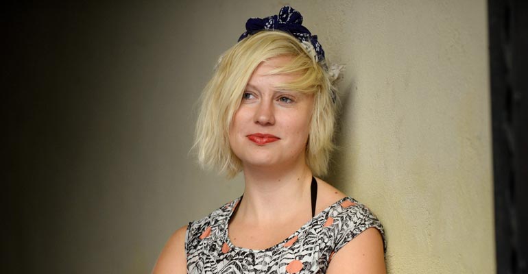 Milla Paloniemi piirtää Kiroilevaa siiliä. Milla Paloniemi piirtää Kiroilevaa siiliä.