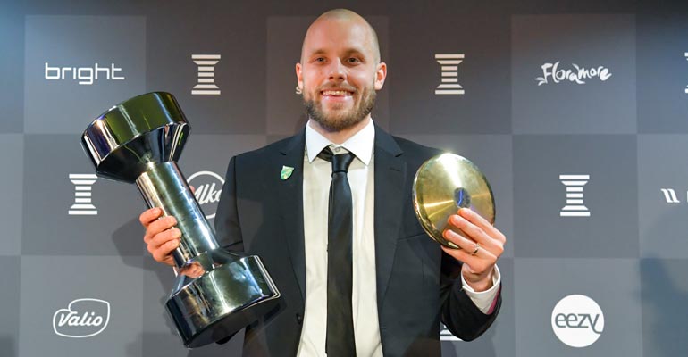Teemu Pukki teki pikavisiitin Urheilugaalaan. Teemu Pukki teki pikavisiitin Urheilugaalaan.