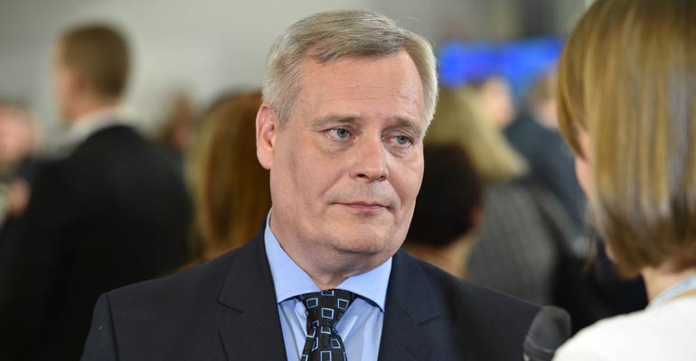 Antti Rinne auttoi lapsiperhettä. Antti Rinne auttoi lapsiperhettä.