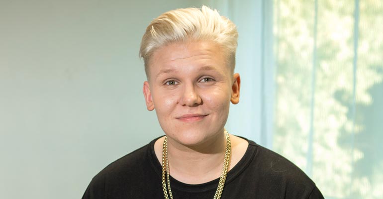 Arttu Lindeman oli ostoksilla blondin kanssa. Arttu Lindeman oli ostoksilla blondin kanssa.