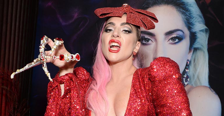 Lady Gaga halusi assistentin samaaan sänkyyn. Lady Gaga halusi assistentin samaaan sänkyyn.